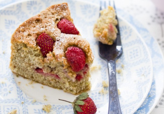 Strawberry And Pistachio Cake