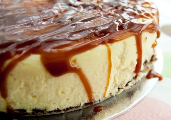 Pillow Cheesecake with Caramel Sauce