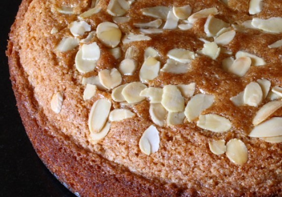 Wholemeal honey and almond cake