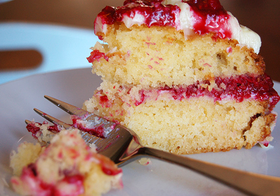 White-Chocolate-Raspberry-Cake-Bite